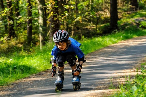 Boy, 8 years, inline skates, bike path in the woods, at the B191 Celle-Lachendorf, Lower Saxony,
