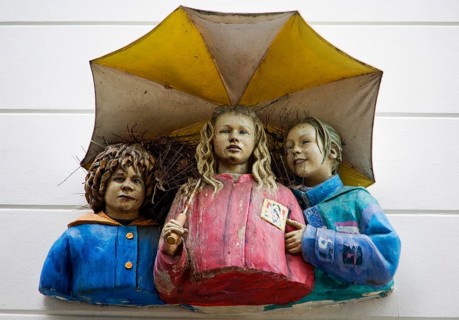 Sculpture of three children under umbrella artist John Ahearn, 1992, Boomgaardstraat, Rotterdam,