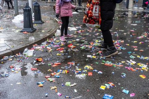 Rose Monday procession in Düsseldorf, remains of camels, confetti, various carnival trash, stuck on