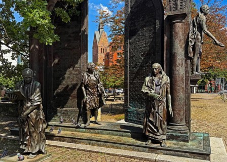 Göttingen Seven monument by Floriani Bodini, life-size bronze sculptures with the market church,