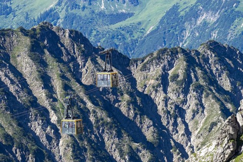 Cabins of the Nebelhorn cable car between Höfatsblick station and summit, behind them the numerous