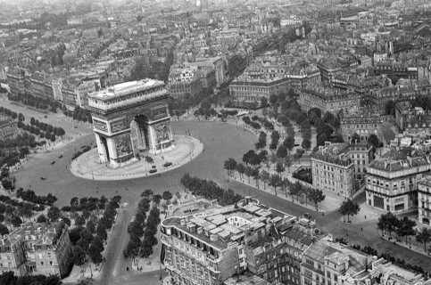 Historische Luftaufnahme vom Arc de Triomphe mit Champs Elysee in Paris, Frankreich, 1940,