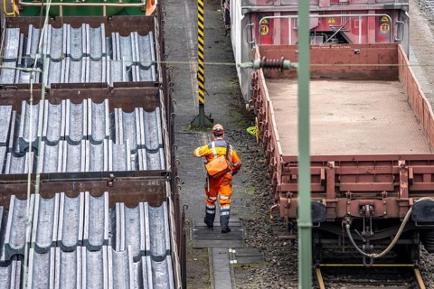 Shunters, check the assembled freight cars at the Hagen-Vorhalle marshalling yard, is one of the 9