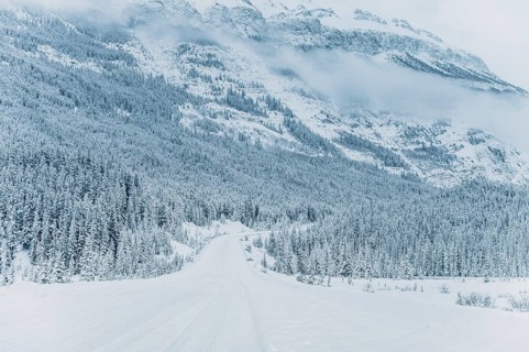 Winter road trip on the Icefields Parkway with lots of snow and ice, Banff National Park, Jasper