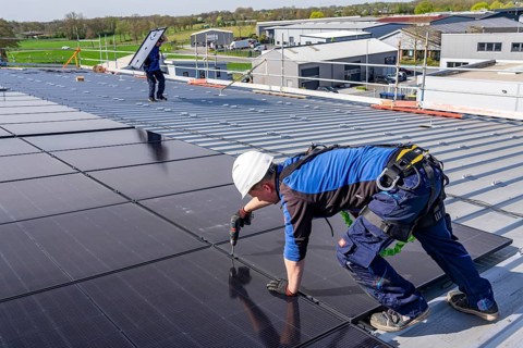 Installation of solar modules on the roof of a commercial enterprise, over 400 photovoltaic modules