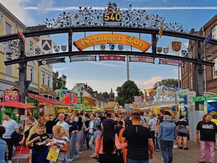 Many people go through the Cranger Kirmes Tor tor to the Cranger Kirmes, Herne, Ruhr area, North