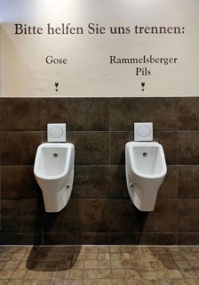 Two urinals with the witty request Please help us separate, Gose on the left, Rammelsberger Pils on