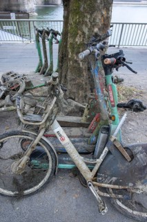 Heavily silted e-bikes and e-scooters recovered from the Rhine show the consequences of improper