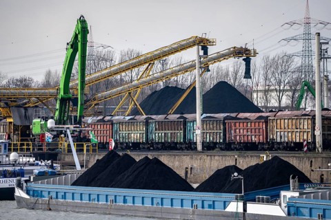 Rhine-Herne Canal, Bottrop harbour, opposite Essen city harbour, coal handling from cargo ship to