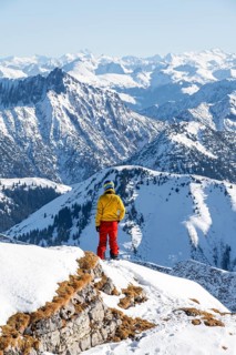 Ski tourers in front of snow-covered mountain peaks, mountain panorama, summit of Schafreuter,