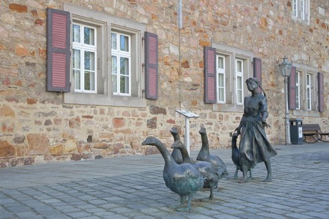 Gänseliesel sculpture by Markus Lüpertz 2000, modern art, bronze sculpture, sculpture group,
