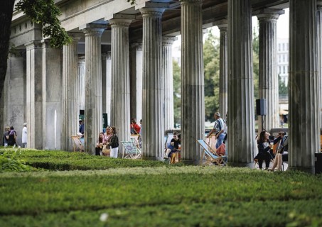 Reading by Ulrike C. Tscharre and live music at the Kolonnaden Bar on Museum Island in Berlin,