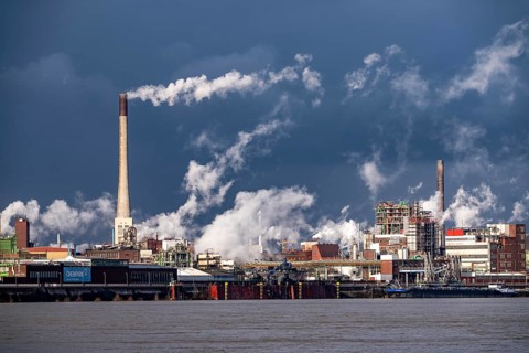 Chempark Krefeld-Uerdingen, around 40 companies are located in the chemical park on the Rhine,