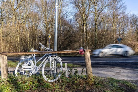 Ghost bike on Kalkumer Schlossallee in Düsseldorf-Kalkum, where a cyclist was hit and killed by a