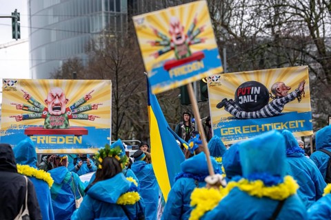Members of the Blau-Gelbes Kreuz association, German-Ukrainian Association e.V., as a foot group at
