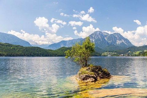 Lake Altaussee, Hohe Dachstein and Sarstein in the background, Altaussee, Styria, Austria