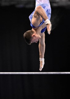 Ron Ortal ISR high bar action gymnastics, EnBW DTB-Pokal, Porsche-Arena, Stuttgart,