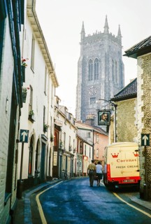 Blick auf die Kirche in der High Street, Cromer, Norfolk, England, UK, 1969