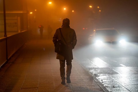 Pedestrians, darkness, city centre traffic, fog, autumn, winter, Essen, North Rhine-Westphalia,