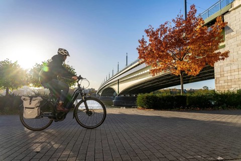 The Kennedy Bridge, the middle of Bonn's 3 Rhine bridges, connects the centre of Bonn and the Beuel