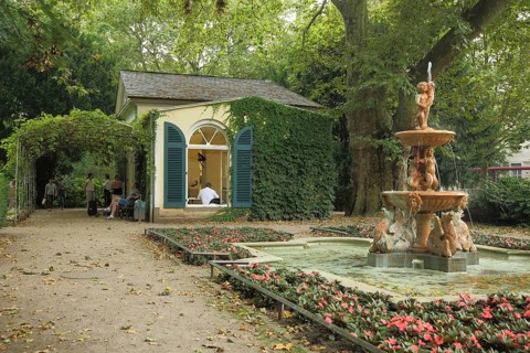 Nebbian garden house and Florentine fountain, Renaissance fountain, bowl fountain with figure,