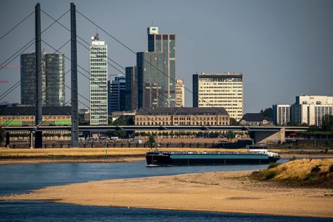 Rhine at Düsseldorf, extremely low water, Rhine level at 47 cm, falling, barge in front of the