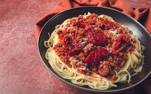 Spaghetti bolognese, with dried tomatoes, homemade, close-up