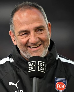 Coach Coach Frank Schmidt 1. FC Heidenheim 1846 FCH Portrait in interview Microphone Micro Logo