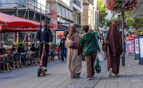 E-scooter in downtown Essen, driving in the Kettwiger Straße pedestrian zone, North