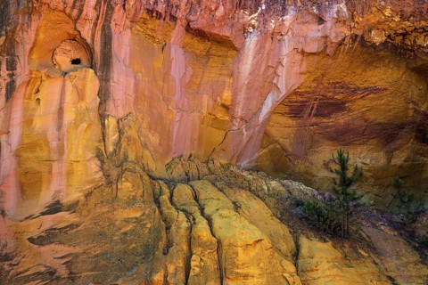 Ochre nature trail, Le Sentier des Ocres, former ochre mining area, ochre rocks, Roussillon,