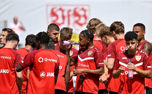 Drinking break for players, Training VfB Stuttgart, Logo, Robert-Schlienz-Stadion, Stuttgart,