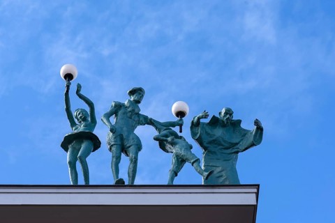 Figures on the roof of the Dille & Kamille department store, formerly a theatre, Enschede, the