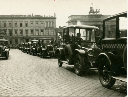 Berlin, Mitte, Pariser Platz, taxi stand, Brandenburg Gate, twenties, A series of vehicles on a