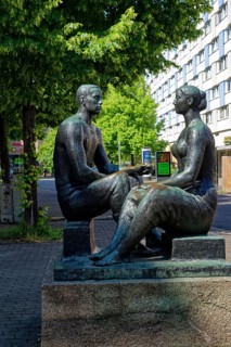 Group of bronze figures of a young couple by sculptor Klaus Schwabe, Reichsstraße, Leipzig, Saxony,