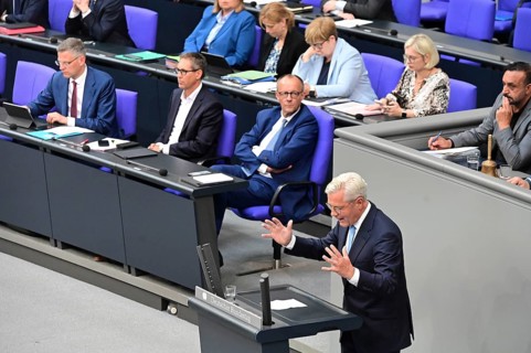 At the 9th session of the German Bundestag, CDU foreign policy expert Dr Norbert Röttgen (CDU/CSU)