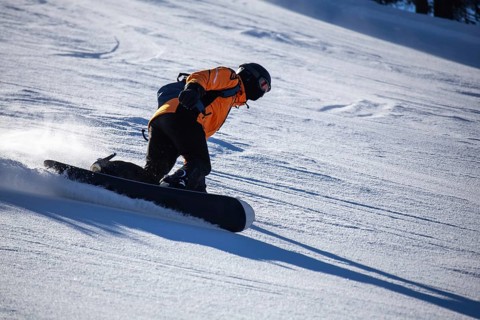 Oberjoch, Bavaria: Experienced snowboarder on a red piste