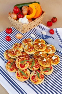 Swabian cuisine, Mini-Dinnete, also Dennete, Dinnede, Dennetle, hearty, salty, yeast pastry topped