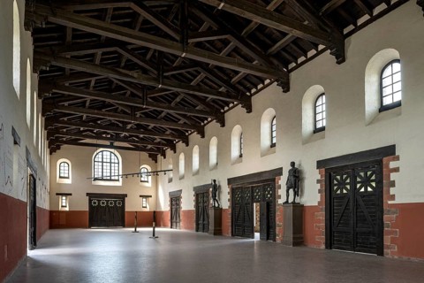 Great Hall of the Principia Commandery, interior with bronze statues of Emperor Hadrian and Severus
