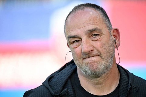 Coach coach Frank Schmidt 1. FC Heidenheim 1846 FCH portrait thoughtful gesture soccer Bundesliga,