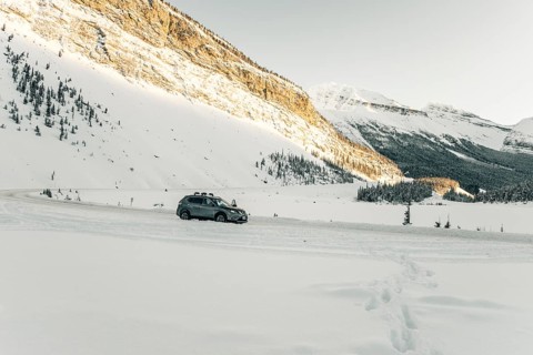 Winter road trip on the Icefields Parkway with lots of snow and ice, Banff National Park, Jasper