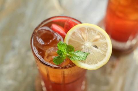 A freshly prepared Es Teh Nusantara featuring Sategedhe's special tea and syrup, elegantly