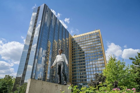 Sculpture Balanceakt by Stephan Balkenhol, Springer-Verlag, Axel-Springer-Straße, Zimmerstraße,