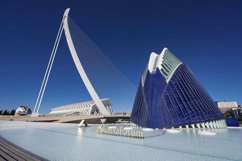 VALENCIA, SPAIN - FEBRUARY 7, 2025: City of Arts and Sciences, museum Museu de Les Ciencies. Bridge