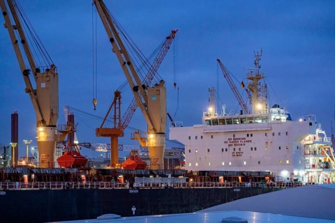 Lloyd Werft, freighter in dry dock, freighter Adam Schulte, shipyard in the overseas harbour of