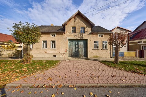 Old residential building with gateway, Möglenz district, Bad Liebenwerda, Elbe-Elster district,