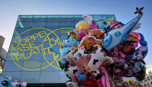 Balloons, figure balloons, helium balloons, behind new art museum at Schlossplatz, glass cube,