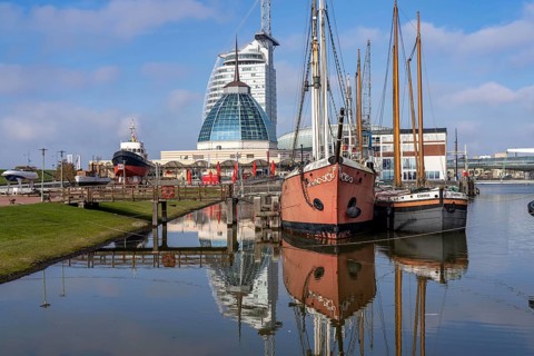 Old harbour, harbour basin, harbour district, Sail City building, Klimahaus Bremerhaven, museum