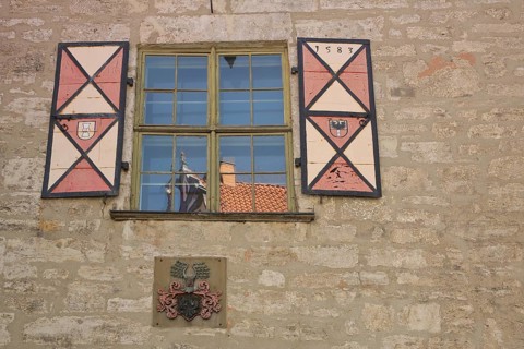 House façade and window with shutters and reflections, year, coat of arms, Ratskeller, Mühlhausen,
