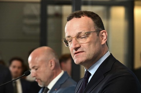 On the right, the chairman of the CDU/CSU parliamentary group, Jens Spahn (CDU), and his deputy