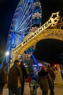 Christmas market in the city centre of Duisburg, Kuhstraße, Königstraße, with Ferris wheel, North